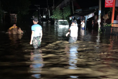 After a significant downpour, rivers overflow and streets flood in Davao City